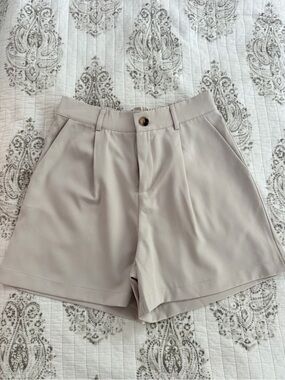 Tailored High-Waist Pleated Bermuda Shorts - Light Taupe